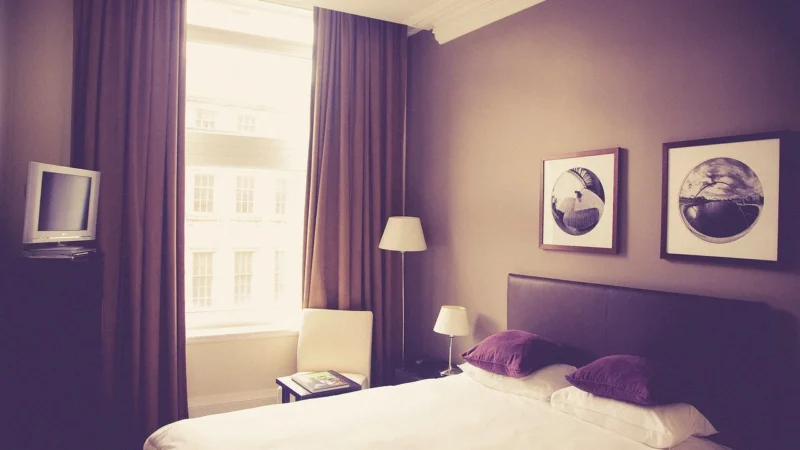 Aplikacje Smart TV w hotelu: wdrożenie, modernizacja i montaż telewizorów