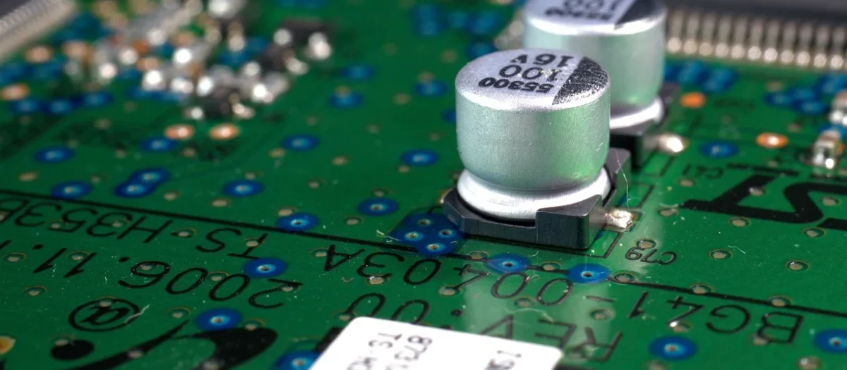 Kondensatory do zasilaczy LED — jak wybrać niezawodne rozwiązanie