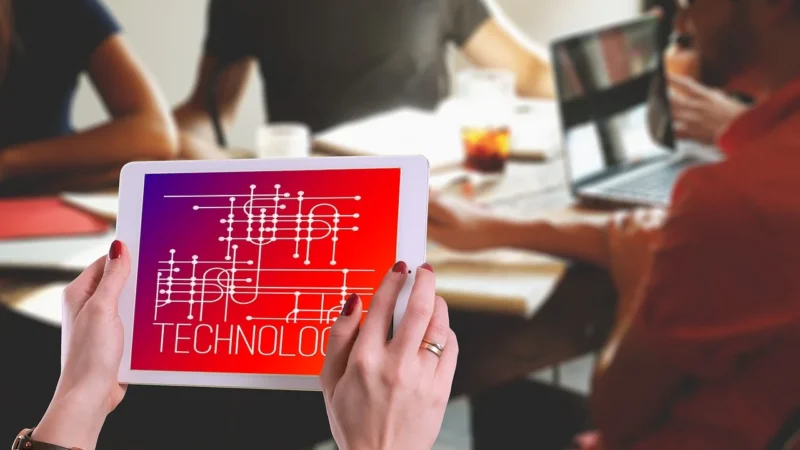 Oprogramowanie dla firm: Kluczowe funkcje, implementacja i korzyści