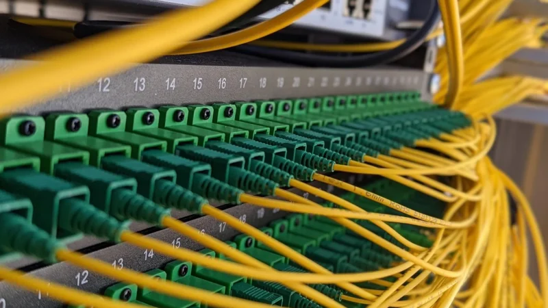 SOLARIX PATCH PANEL 24 X RJ45 CAT5E UTP BAR WYPROWADZENIE KABLA Z CZARNYM 1U (SX24L-5E-UTP-BK)